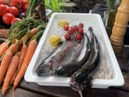 Uzený losos s kuskusovým salátem a rukolové pesto