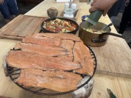 Uzený losos s kuskusovým salátem a rukolové pesto