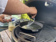 Uzený losos s kuskusovým salátem a rukolové pesto