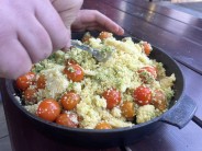 Uzený losos s kuskusovým salátem a rukolové pesto