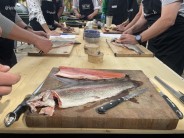 Uzený losos s kuskusovým salátem a rukolové pesto