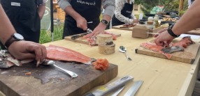 Uzený losos s kuskusovým salátem a rukolové pesto