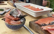 Uzený losos s kuskusovým salátem a rukolové pesto