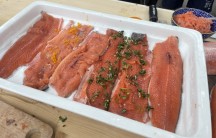 Uzený losos s kuskusovým salátem a rukolové pesto