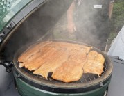 Uzený losos s kuskusovým salátem a rukolové pesto