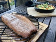 Uzený losos s kuskusovým salátem a rukolové pesto