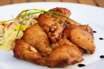 Recept na kuřecí stehna grilovaná na cedrovém prkénku