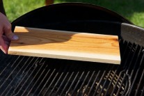 Recept na kuřecí stehna grilovaná na cedrovém prkénku