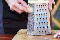 Recept na kuřecí stehna grilovaná na cedrovém prkénku