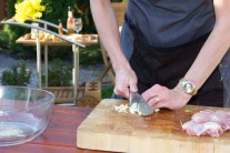 Recept na kuřecí stehna grilovaná na cedrovém prkénku