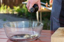 Recept na kuřecí stehna grilovaná na cedrovém prkénku