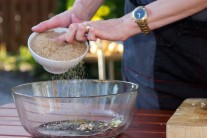 Recept na kuřecí stehna grilovaná na cedrovém prkénku