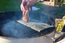 Recept na kuřecí stehna grilovaná na cedrovém prkénku