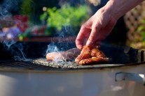 Recept na kuřecí stehna grilovaná na cedrovém prkénku