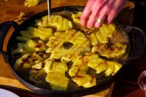 Recept na ananasový koláč na grilu