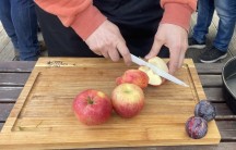 Crumble - ovocný koláč pečený na grilu