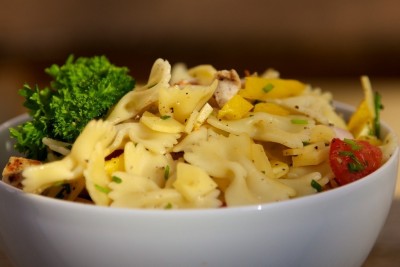 Těstovinový salát s kuřecím masem