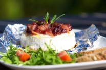 Recept na grilovaný camembert s brusinkami a rozmarýnem