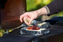 Recept na grilovaný camembert s brusinkami a rozmarýnem