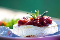 Recept na grilovaný camembert s brusinkami a rozmarýnem