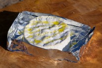 Recept na grilovaný camembert s mandlemi a medem