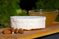 Recept na grilovaný camembert s mandlemi a medem