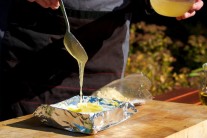 Recept na grilovaný camembert s mandlemi a medem