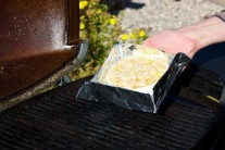 Recept na grilovaný camembert s mandlemi a medem