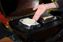 Recept na grilovaný camembert s mandlemi a medem