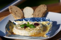 Recept na grilovaný camembert s mandlemi a medem