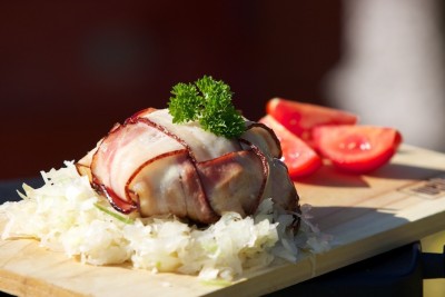 Hermelín grilovaný ve slanině