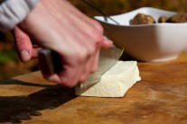 Recept na grilované tofu s mrkvovým salátem