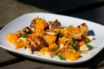 Recept na grilované tofu s mrkvovým salátem