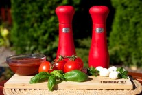 Recept na pizzu s rajčaty, mozzarellou a bazalkou