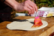 Recept na pizzu s rajčaty, mozzarellou a bazalkou