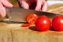 Recept na pizzu s rajčaty, mozzarellou a bazalkou