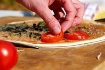 Recept na pizzu s rajčaty, mozzarellou a bazalkou