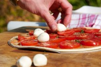 Recept na pizzu s rajčaty, mozzarellou a bazalkou