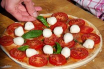Recept na pizzu s rajčaty, mozzarellou a bazalkou