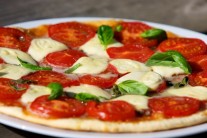 Recept na pizzu s rajčaty, mozzarellou a bazalkou