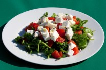 Recept na salát s rukolou a čerstvým kozím sýrem