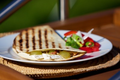 Grilovaná tortilla se sýrem brie a hroznovým vínem