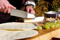 Recept na grilovanou tortillu se sýrem brie a hroznovým vínem