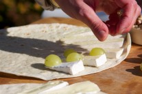 Recept na grilovanou tortillu se sýrem brie a hroznovým vínem