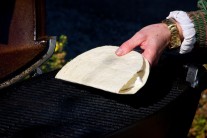 Recept na grilovanou tortillu se sýrem brie a hroznovým vínem