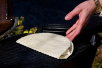 Recept na grilovanou tortillu se sýrem brie a hroznovým vínem