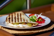 Recept na grilovanou tortillu se sýrem brie a hroznovým vínem