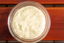 Recept na bílou BBQ omáčku