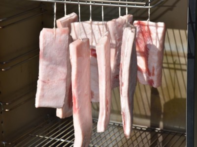 Uzený špek naložený na sucho