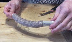 Recept na grilovací klobásy s medvědím česnekem